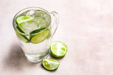 Bir bardak limon dilimli soda ve negatif alanlı buz.