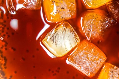 buz küpleri ile Cola İçecek