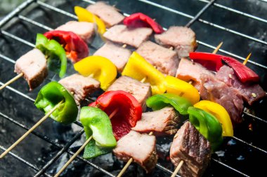 Biber ve sığır eti ızgarada kızartılıyor.