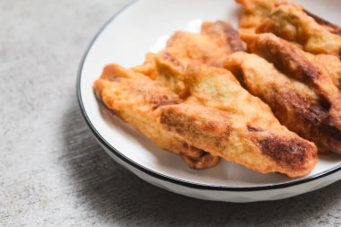 Bir tabak ev yapımı kızarmış muzun yakın çekimi.