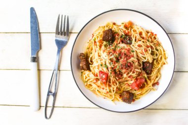 Masada et ve soslu spagetti tabağı.