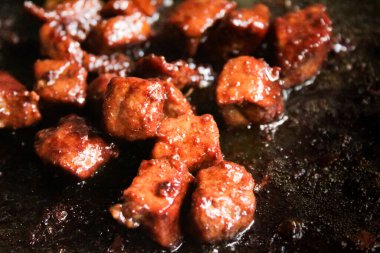 Biftek parçaları kızartılıyor.