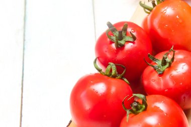 Masadaki kırmızı domatesler negatif.