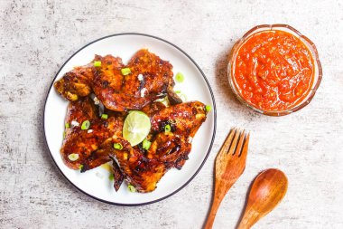 Acı soslu ızgara tavuk kanadı.