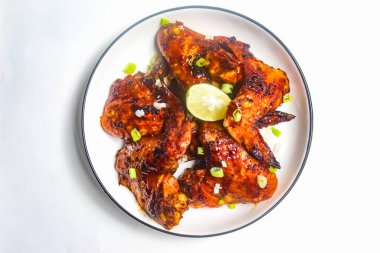 Beyaz arka planda ızgara tavuk kanadı.