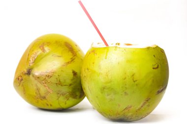 Yeşil hindistan cevizi beyaz arka planda bir pipetle açıldı