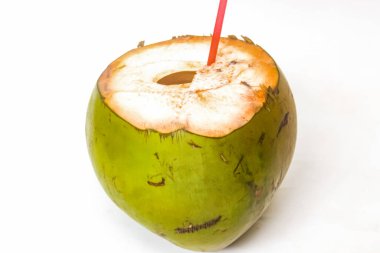 Yeşil hindistan cevizi beyaz arka planda bir pipetle açıldı