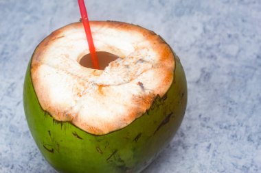 Pipetle yeşil hindistan cevizi meyvesi içeceği