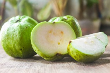 Masada birkaç guava var.