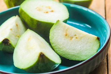 Tabakta birkaç guava parçası