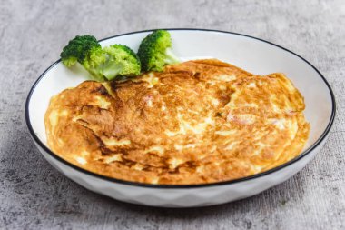 Brokoli tabağında omlet.