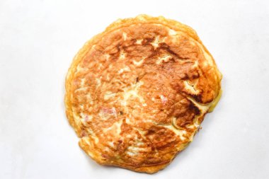 Beyaz arkaplanda izole edilmiş omlet