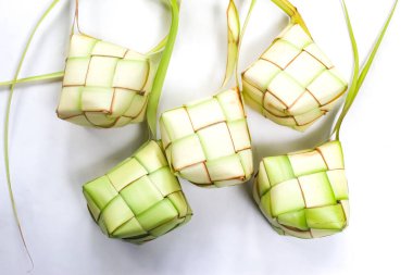 Beyaz arka planda izole edilmiş, pirinç ve hindistan cevizi yapraklarından yapılmış ketupat.