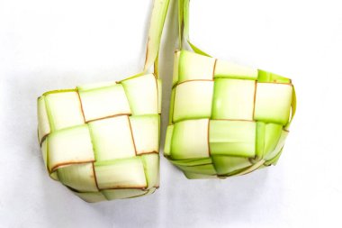 Beyaz arka planda izole edilmiş, pirinç ve hindistan cevizi yapraklarından yapılmış ketupat.