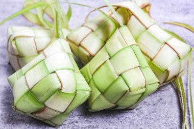 Ketupat pilav ve hindistan cevizi yapraklarından yapılır.