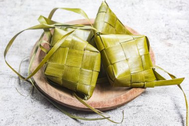 Tabakta ketupat, pirinç içeren geleneksel bir yemektir..