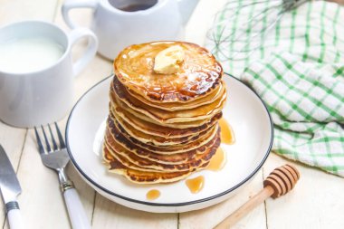 Kahvaltı menüsü olarak masaya bal ve tereyağlı bir gözleme.