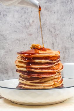 Bal bir tepside krep yığınına döküldü.