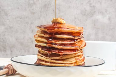 Bal bir tepside krep yığınına döküldü.