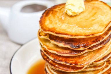 Şuruplu krep yığınını kapat.