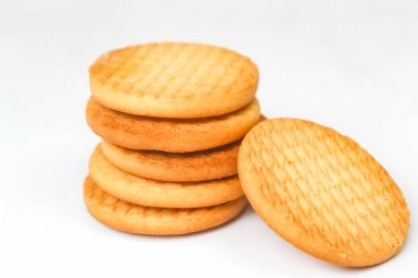 Beyaz arka plan üzerinde izole bisküvi yığını