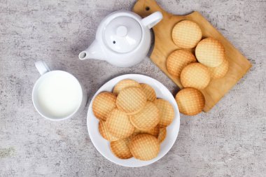 Kahvaltı menüsü olarak bisküvi ve süt.