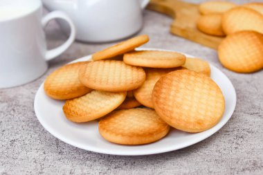 Kahvaltı menüsü olarak bisküvi ve süt.