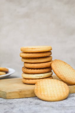Kesme tahtasında bir yığın bisküvi