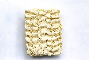 Beyaz arka plan üzerinde izole ham anlık erişte