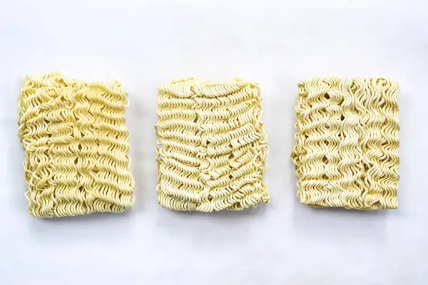 Beyaz arka plan üzerinde izole ham anlık erişte