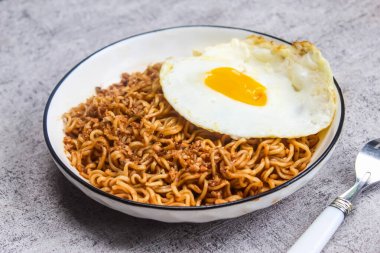 Tabakta kızarmış erişte ve yumurta.