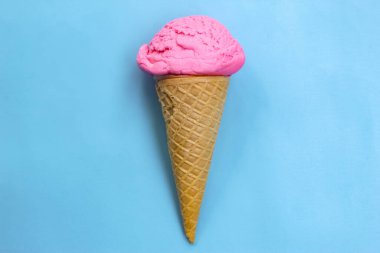 Mavi arka planda çilek aromalı dondurma külahı