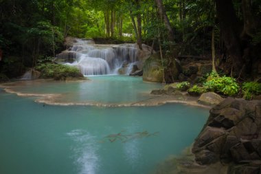 Erawan Şelalesi (7 adım), Erawan Ulusal Parkı 'nda yer alan Kanchanaburi, Tayland' ın en büyük ve en güzel şelalesidir..