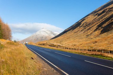 Glencoe İskoçya, İskoçya 'nın en ünlü dramatik dağlarıdır. İskoçya' nın kalbinde ve ünlü vadilerin ağzında unutulmaz bir tarihi vardır. Bu bölgeyi keşfetmek için mükemmel bir zemin..