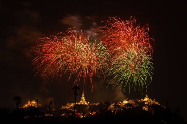  Havai fişek Phra Nakhon Khiri festivali, gece havai fişek gösterileri, Khao Wang (Phra Nakhon Khiri) Petchaburi 'nin çeşitli yerlerindeki aydınlatmalar gibi pek çok farklı etkinlik bulabiliriz.