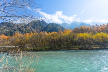 Kamikochi 'nin dağları, vahşi yaşamı, dereleri ve iyi havası olan güzel bir atmosferi vardır. Özellikle sonbahar mevsiminde, Japon Alpleri' nin bir kısmı olan Nagano 'da..