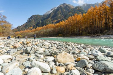 Kamikochi 'nin dağları, vahşi yaşamı, dereleri ve iyi havası olan güzel bir atmosferi vardır. Özellikle sonbahar mevsiminde, Japon Alpleri' nin bir kısmı olan Nagano 'da..