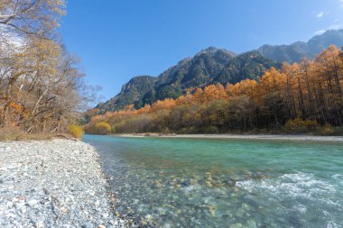 Kamikochi 'nin dağları, vahşi yaşamı, dereleri ve iyi havası olan güzel bir atmosferi vardır. Özellikle sonbahar mevsiminde, Japon Alpleri' nin bir kısmı olan Nagano 'da..