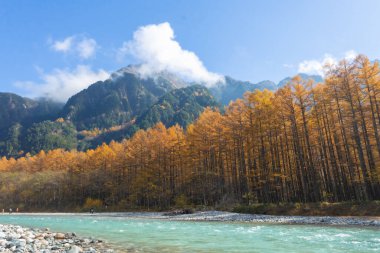 Kamikochi 'nin dağları, vahşi yaşamı, dereleri ve iyi havası olan güzel bir atmosferi vardır. Özellikle sonbahar mevsiminde, Japon Alpleri' nin bir kısmı olan Nagano 'da..