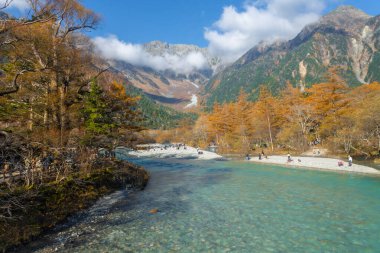 Kamikochi 'nin dağları, vahşi yaşamı, dereleri ve iyi havası olan güzel bir atmosferi vardır. Özellikle sonbahar mevsiminde, Japon Alpleri' nin bir kısmı olan Nagano 'da..