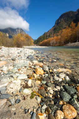 Kamikochi 'nin dağları, vahşi yaşamı, dereleri ve iyi havası olan güzel bir atmosferi vardır. Özellikle sonbahar mevsiminde, Japon Alpleri' nin bir kısmı olan Nagano 'da..