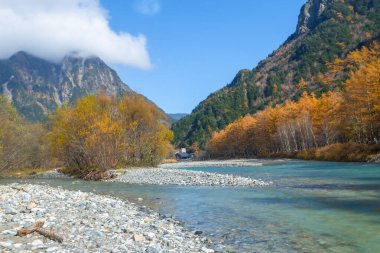 Kamikochi 'nin dağları, vahşi yaşamı, dereleri ve iyi havası olan güzel bir atmosferi vardır. Özellikle sonbahar mevsiminde, Japon Alpleri' nin bir kısmı olan Nagano 'da..
