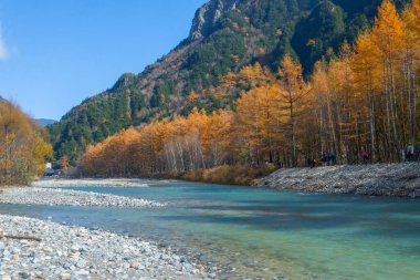 Kamikochi 'nin dağları, vahşi yaşamı, dereleri ve iyi havası olan güzel bir atmosferi vardır. Özellikle sonbahar mevsiminde, Japon Alpleri' nin bir kısmı olan Nagano 'da..