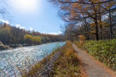 Kamikochi 'nin dağları, vahşi yaşamı, dereleri ve iyi havası olan güzel bir atmosferi vardır. Özellikle sonbahar mevsiminde, Japon Alpleri' nin bir kısmı olan Nagano 'da..