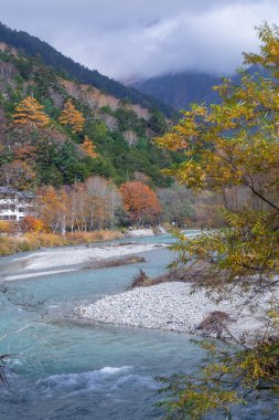 Kamikochi 'nin dağları, vahşi yaşamı, dereleri ve iyi havası olan güzel bir atmosferi vardır. Özellikle sonbahar mevsiminde, Japon Alpleri' nin bir kısmı olan Nagano 'da..