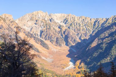 Kamikochi 'nin dağları, vahşi yaşamı, dereleri ve iyi havası olan güzel bir atmosferi vardır. Özellikle sonbahar mevsiminde, Japon Alpleri' nin bir kısmı olan Nagano 'da..