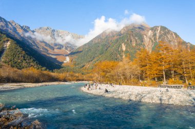 Kamikochi 'nin dağları, vahşi yaşamı, dereleri ve iyi havası olan güzel bir atmosferi vardır. Özellikle sonbahar mevsiminde, Japon Alpleri' nin bir kısmı olan Nagano 'da..