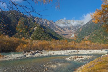 Kamikochi 'nin dağları, vahşi yaşamı, dereleri ve iyi havası olan güzel bir atmosferi vardır. Özellikle sonbahar mevsiminde, Japon Alpleri' nin bir kısmı olan Nagano 'da..