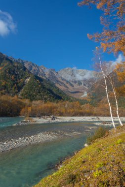 Kamikochi 'nin dağları, vahşi yaşamı, dereleri ve iyi havası olan güzel bir atmosferi vardır. Özellikle sonbahar mevsiminde, Japon Alpleri' nin bir kısmı olan Nagano 'da..