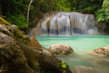 Erawan Şelalesi yaygın olarak kabul edilir (7 adım) burada en büyük ve en güzel şelale olarak kabul edilir, Kanchanaburi, Tayland 'daki Erawan Ulusal Parkı' nda bulunan mavi bir havuzda yüzebiliriz..